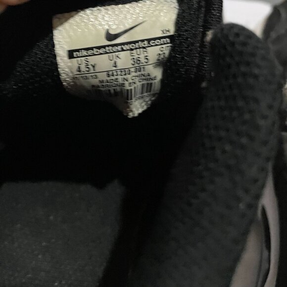 Nike Zoom Air  Boys Turf size 4.5Y Black & white 643230-001 Athletic Sport Shoe - Picture 7 of 7